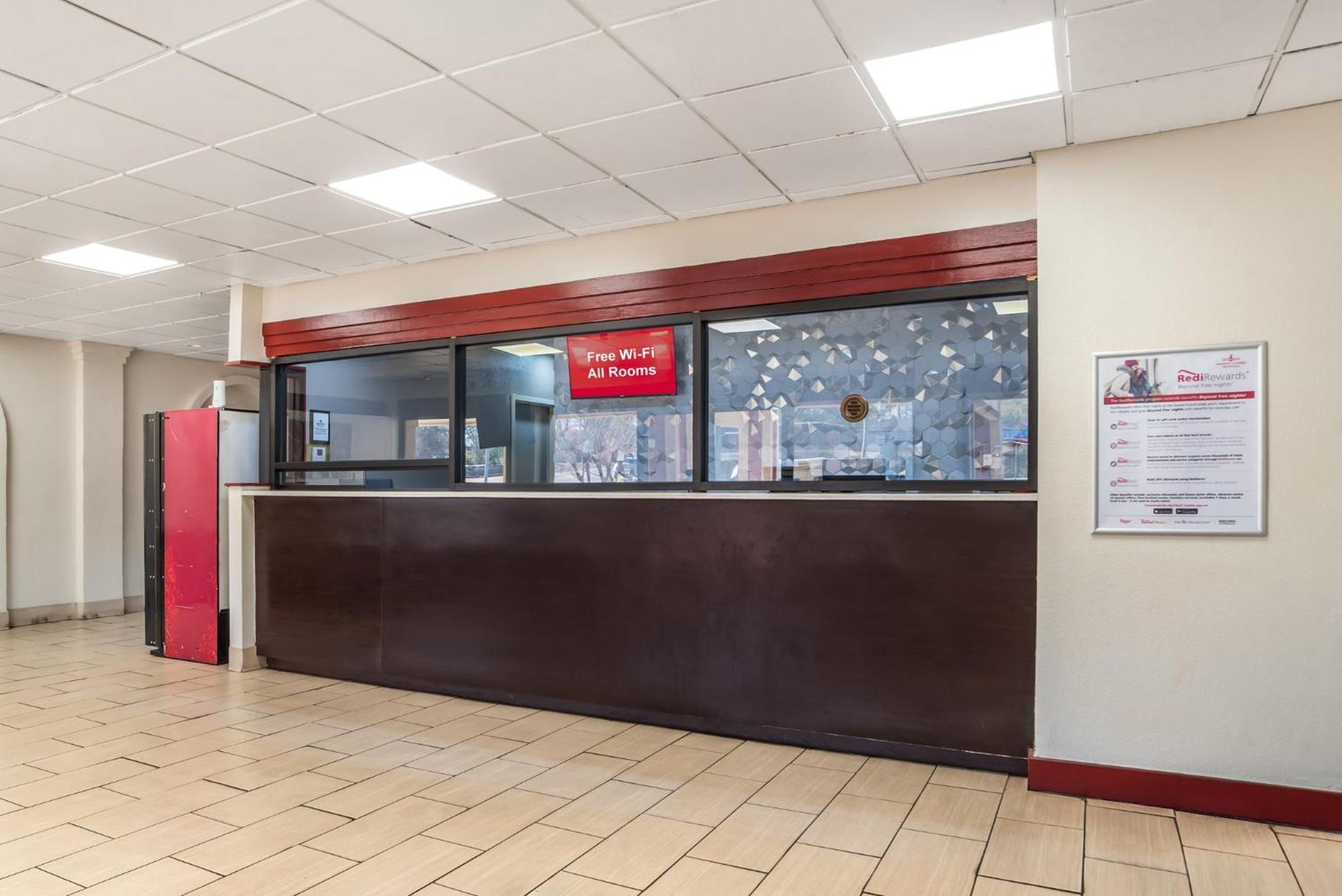 Red Roof - Midtown Motel 2*